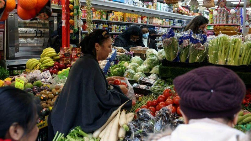 Người dân mua sắm trong một siêu thị tại London, Anh, ngày 24/12/2021. (Ảnh: Reuters)