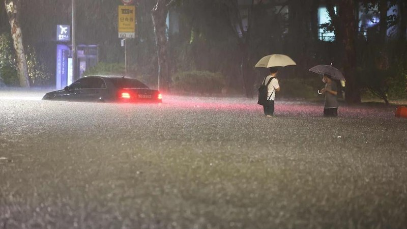 Mưa lớn đã quét qua Hàn Quốc nhưng điều đáng mừng là không có thiệt mạng. Hãy xem hình ảnh liên quan để tìm hiểu thêm về cách Hàn Quốc đối phó với mưa lớn và hạn chế thiệt hại.