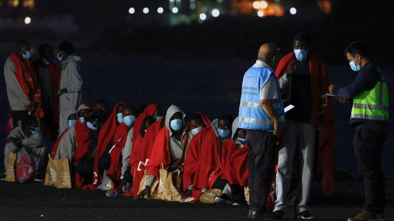 Nhóm người di cư tại cảng Arguineguin trên đảo Gran Canaria, Tây Ban Nha, tháng 5/2022. (Ảnh: Reuters)