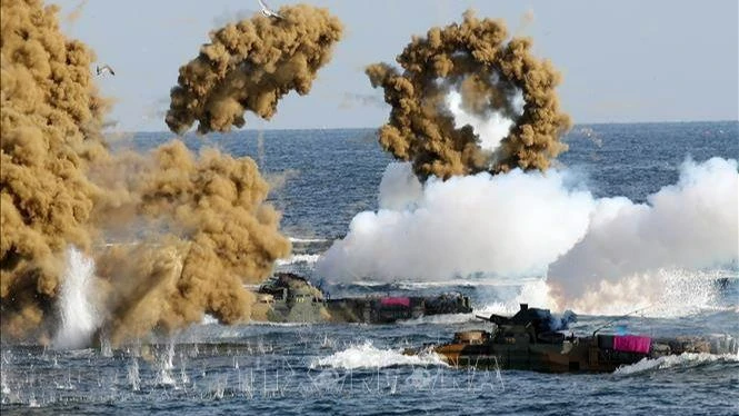 Tàu đổ bộ của hải quân Hàn Quốc nã đạn pháo trong cuộc tập trận tại Pohang. (Ảnh tư liệu: YONHAP/TTXVN)