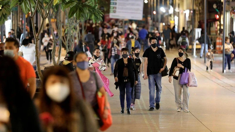 Người dân đeo khẩu trang trong lúc đi trên đường phố Mexico, ngày 11/12/2020. (Ảnh: Reuters)