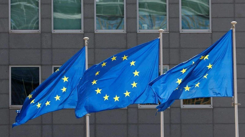 Cờ của EU bên ngoài trụ sở Ủy ban châu Âu tại Bỉ, ngày 17/6/2022. (Ảnh: Reuters)