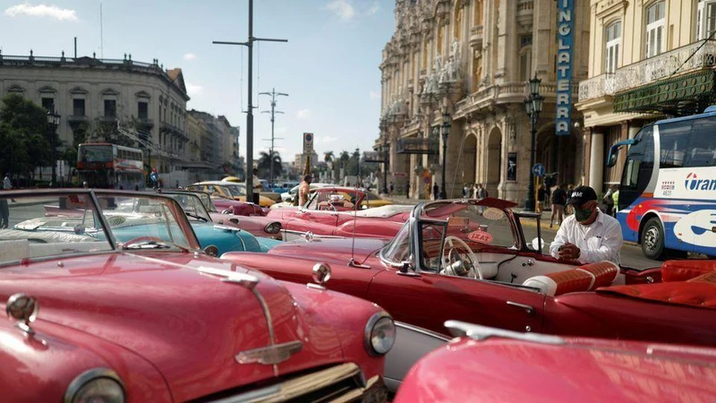Tài xế taxi chờ du khách tại La Habana, Cuba, ngày 16/2/2022. (Ảnh: Reuters)