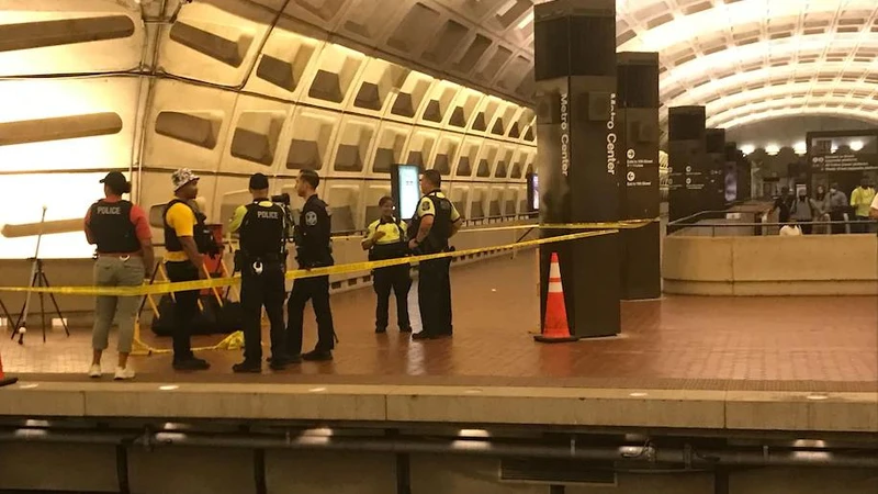 Cảnh sát đang điều tra vụ việc trong nhà ga Metro Center. (Ảnh: The Washington Post)