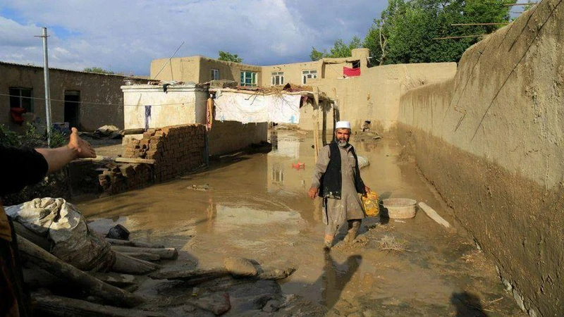 Người đàn ông tại huyện Khushi, tỉnh Logar, Afghanistan, mất nhà ở sau trận lũ quét đầu tuần này. (Ảnh: Reuters)
