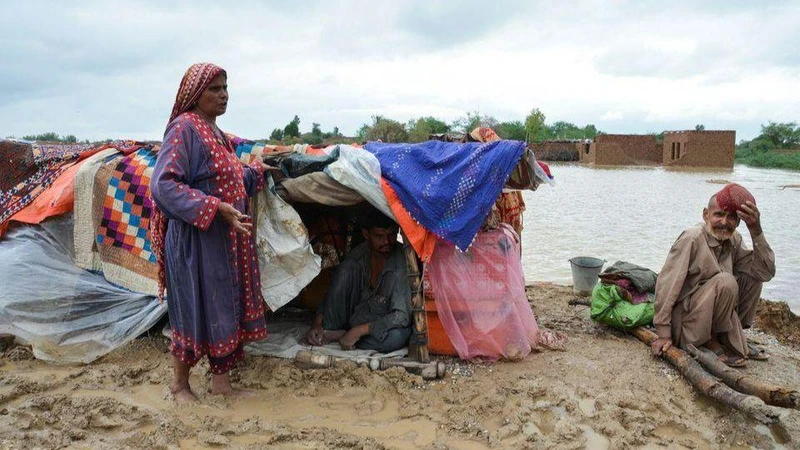 Một gia đình trú tạm trên vùng đất cao hơn sau khi mưa lũ tấn công huyện Jafferabad, tỉnh Balochistan, Pakistan, ngày 25/8/2022. (Ảnh: Reuters)