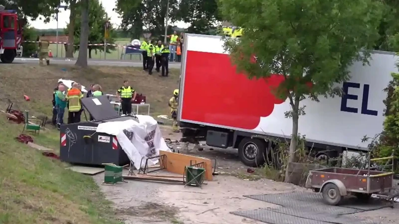 Cảnh sát làm việc tại hiện trường vụ tai nạn. (Ảnh: RTL Nieuws)