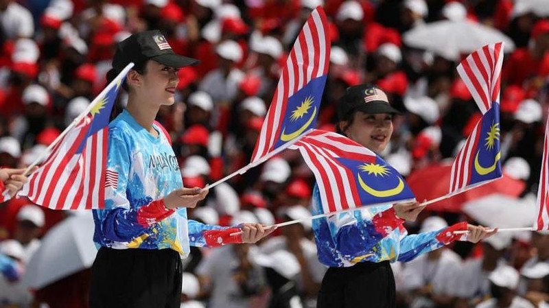 Với những nghi lễ trang trọng, dàn sao vệ, và hàng nghìn người dân xếp hàng để chờ đón, nó là một cảnh tượng tráng lệ của đất nước Malaysia.