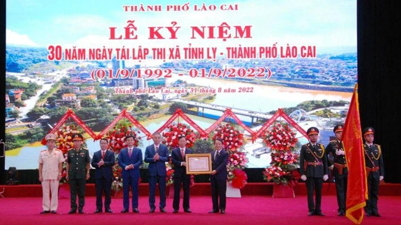 Thừa ủy quyền của Chủ tịch nước, Bộ trưởng, Chủ nhiệm Ủy ban Dân tộc Hầu A Lềnh trao Huân chương Lao động hạng Nhất cho Đảng bộ, chính quyền và Nhân dân các dân tộc thành phố Lào Cai.