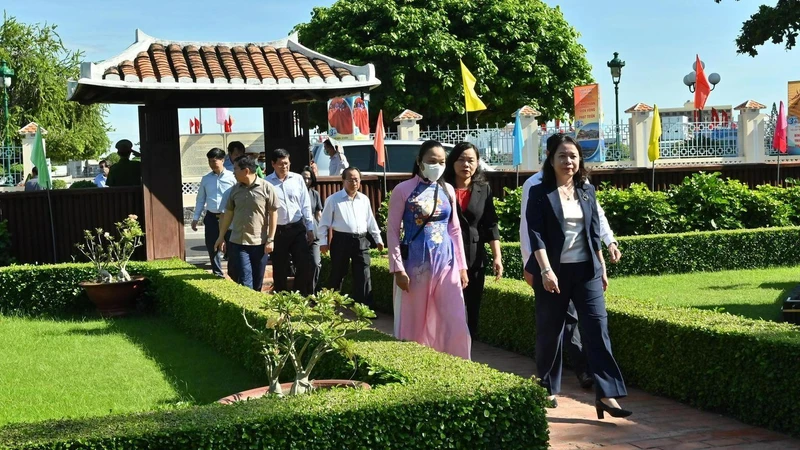 Phó Chủ tịch nước Võ Thị Ánh Xuân cùng đại diện lãnh đạo tỉnh Bình Thuận dâng hương tưởng niệm Chủ tịch Hồ Chí Minh tại Bảo tàng Hồ Chí Minh - Chi nhánh Bình Thuận.