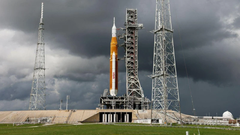 Hệ thống phóng không gian (SLS) và tàu vũ trụ Orion tại Trung tâm Vũ trụ Kennedy ở bang Florida, Mỹ. (Ảnh: Reuters)