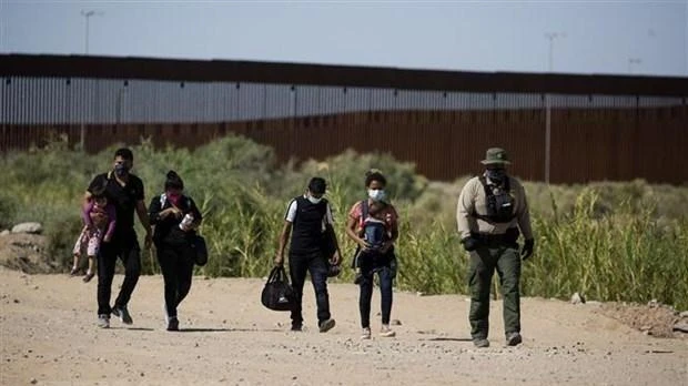 Lực lượng chức năng Mỹ bắt giữ người di cư bất hợp pháp vượt biên từ Mexico vào Mỹ tại Yuma, bang Arizona, ngày 12/5/2021. (Ảnh: AFP/TTXVN)