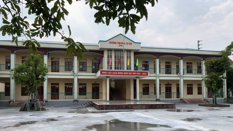 Trường tiểu học và trung học cơ sở Tự Tân (huyện Vũ Thư, tỉnh Thái Bình) được xây mới 8 phòng học và phòng chức năng với kinh phí 5 tỷ đồng.