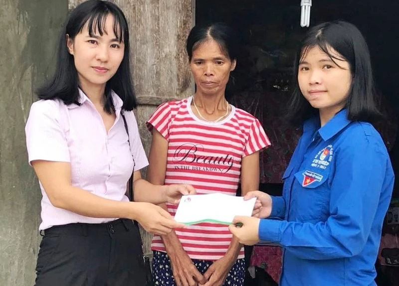 Đại diện Ngân hàng Chính sách xã hội huyện Quỳnh Lưu tặng quà động viên sinh viên ở xóm 12, xã Quỳnh Tân, huyện Quỳnh Lưu.