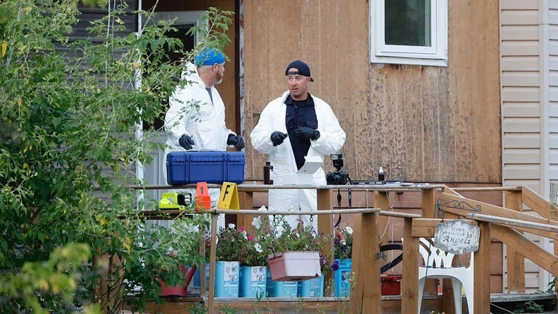 Đội pháp y của cảnh sát đang điều tra hiện trường vụ tấn công bằng dao tại Saskatchewan, ngày 4/9. (Ảnh: Reuters)
