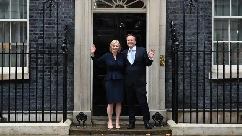 Thủ tướng Anh Liz Truss và Phu quân Hugh O’Leary tại số 10 phố Downing. (Ảnh: EPA) 