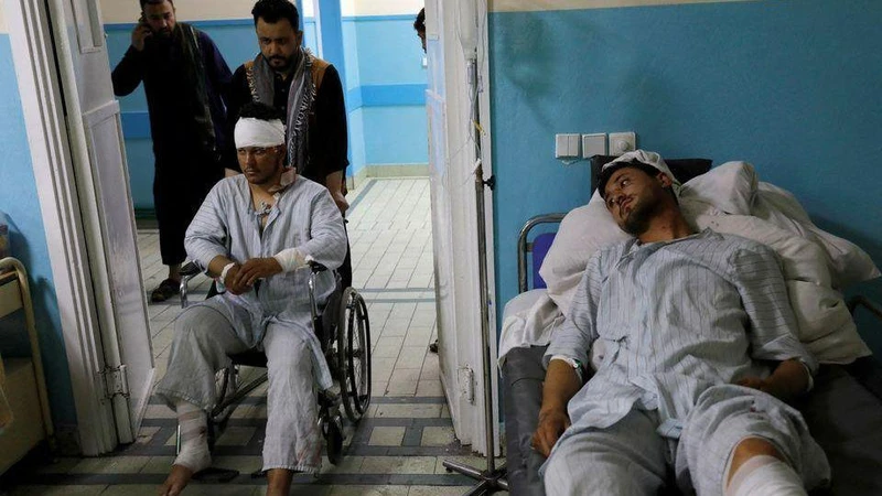 Những người bị thương sau vụ đánh bom gần cổng vào Đại sứ quán Nga tại Afghanistan. (Ảnh: Reuters)
