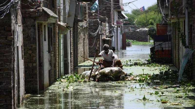 Hơn 30% diện tích Pakistan đang chìm dưới biển nước. (Ảnh: Reuters)