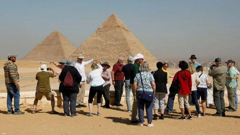 Du khách tham quan Kim tự tháp tại Cairo, Ai Cập, ngày 8/3/2020. (Ảnh: Reuters)