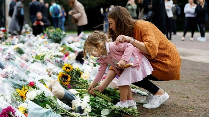 Người dân đặt hoa bên ngoài Lâu đài Windsor để tưởng nhớ Nữ hoàng. (Ảnh: Reuters)