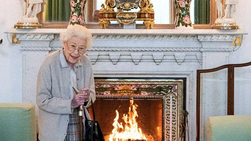 Nữ hoàng Elizabeth II trong lúc chờ bà Liz Truss tại Lâu đài Balmoral, ngày 6/9/2022. (Ảnh: Reuters)
