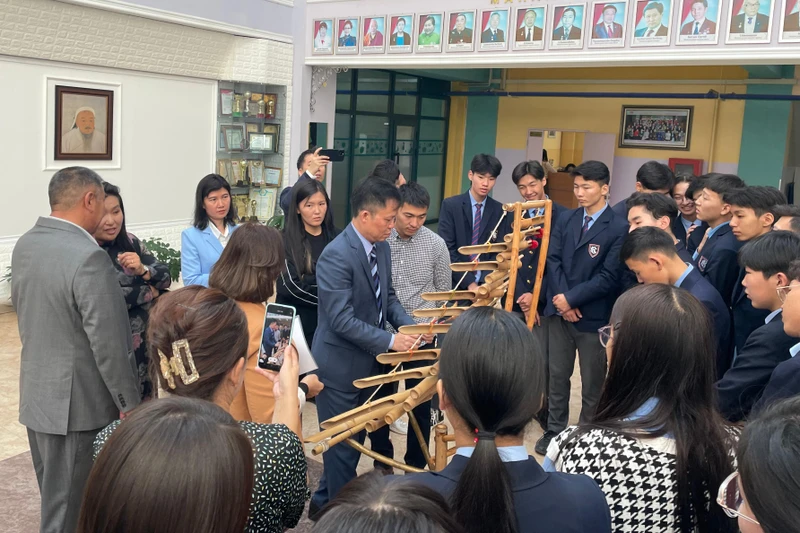 Đại sứ Doãn Khánh Tâm thị phạm, trình diễn các kỹ thuật chơi đàn T'rưng trước thầy và trò nhà trường. (Ảnh: Đại sứ quán Việt Nam tại Mông Cổ)