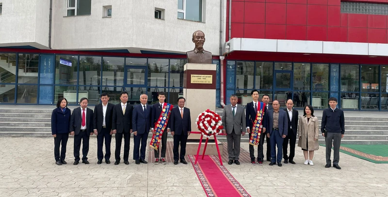 Bộ trưởng Lê Minh Hoan và Đoàn công tác chụp ảnh lưu niệm trước tượng Bác. (Ảnh: Đại sứ quán Việt Nam tại Mông Cổ cung cấp)
