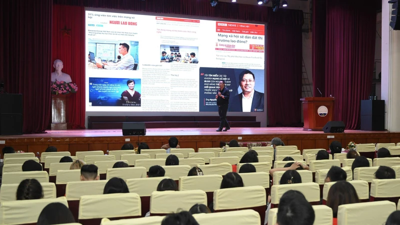 Hơn 100 sinh viên tham gia buổi chia sẻ tri thức tại Học viện Báo chí và Tuyên truyền. 