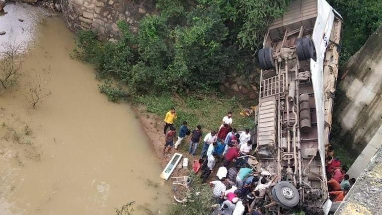 Sự cố tai nạn xe bus có thể khiến bạn sợ hãi, nhưng đôi khi nó cũng cung cấp một cái nhìn sâu sắc về sự can đảm và lòng yêu nghề của các tài xế xe buýt. Hãy xem hình ảnh này để biết thêm về những điều này cùng với các biện pháp an toàn khi tham gia giao thông đô thị.