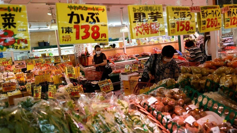 Người dân mua sắm tại một siêu thị ở Tokyo, ngày 21/6/2022. (Ảnh: Reuters)