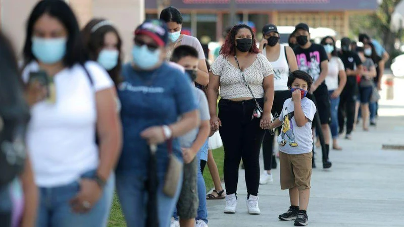 Người dân xếp hàng chờ làm xét nghiệm Covid-19 tại California, Mỹ, ngày 12/8/2021. (Ảnh: Reuters)