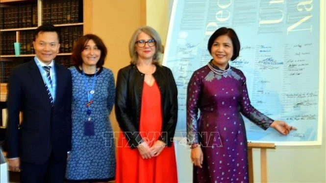 Đại sứ Lê Thị Tuyết Mai, Trưởng Phái đoàn Việt Nam tại Geneva ký tên vào tấm áp-phích Hiến chương Liên hợp quốc. (Ảnh: TTXVN)