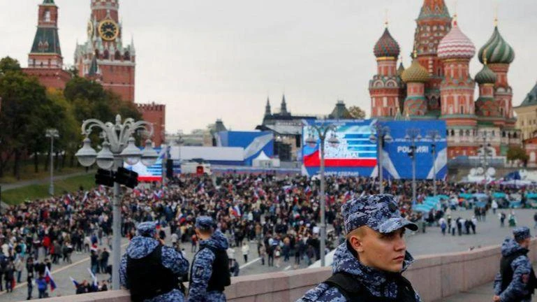 Lực lượng thực thi pháp luật Nga đứng gác trong lúc người dân tiến về Quảng trường Đỏ để chứng kiến lễ ký thỏa thuận. (Ảnh: Reuters)