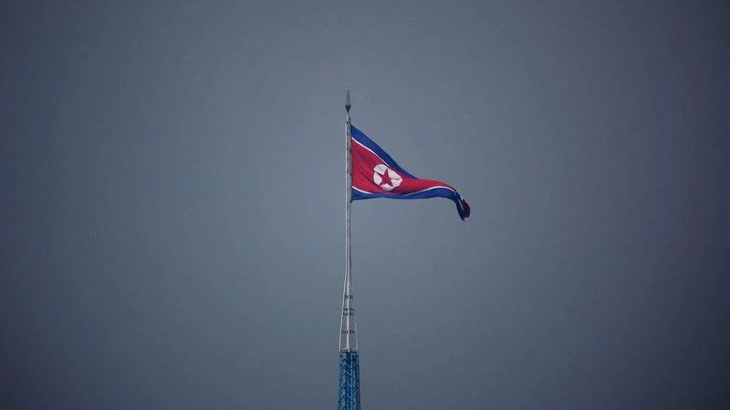 Cờ của Triều Tiên tại làng Gijungdong, ngày 19/7/2022. (Ảnh: Reuters)