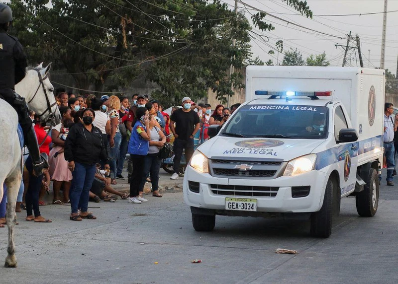 Gia đình của tù nhân chờ đợi tin tức của người thân trong lúc xe chở nhân viên pháp y tới nhà tù Guayas 1, ở thành phố Guayaquil, ngày 5/10. (Ảnh: Reuters)