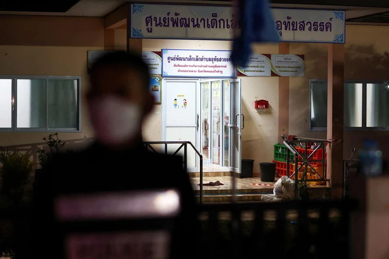 Cảnh sát bảo vệ hiện trường vụ nổ súng tại Thái Lan, ngày 6/10/2022. (Ảnh: Reuters)