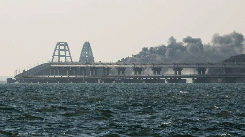 Khói bốc lên sau khi một xe tải nổ tung trên cầu Crimea. (Ảnh: Reuters)