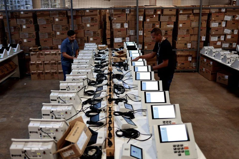 Máy kiểm phiếu được chuẩn bị để sử dụng trong vòng 1 bầu cử Tổng thống Brazil, tại trụ sở Tòa án Bầu cử ở Brasilia, ngày 22/8. (Ảnh: Reuters)