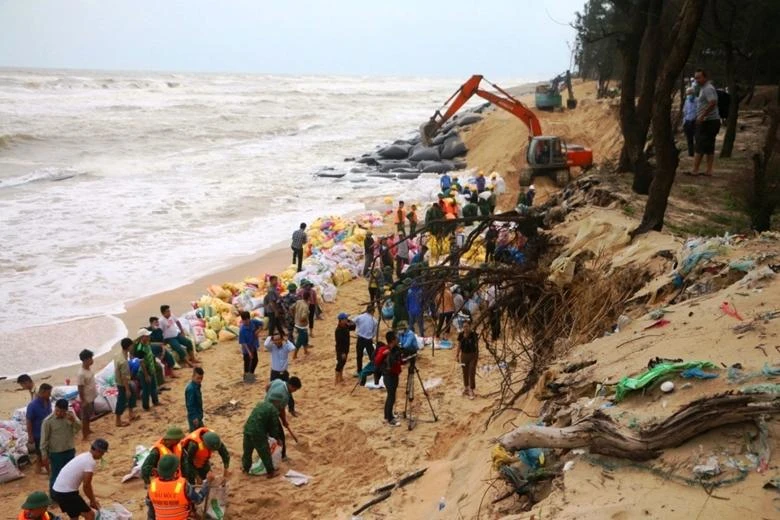 Sạt lở diễn ra nghiêm trọng tại vùng bờ biển Thừa Thiên Huế.