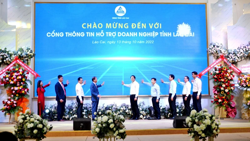 Lãnh đạo tỉnh Lào Cai và các đại biểu khai trương Cổng thông tin hỗ trợ doanh nghiệp ở địa phương.