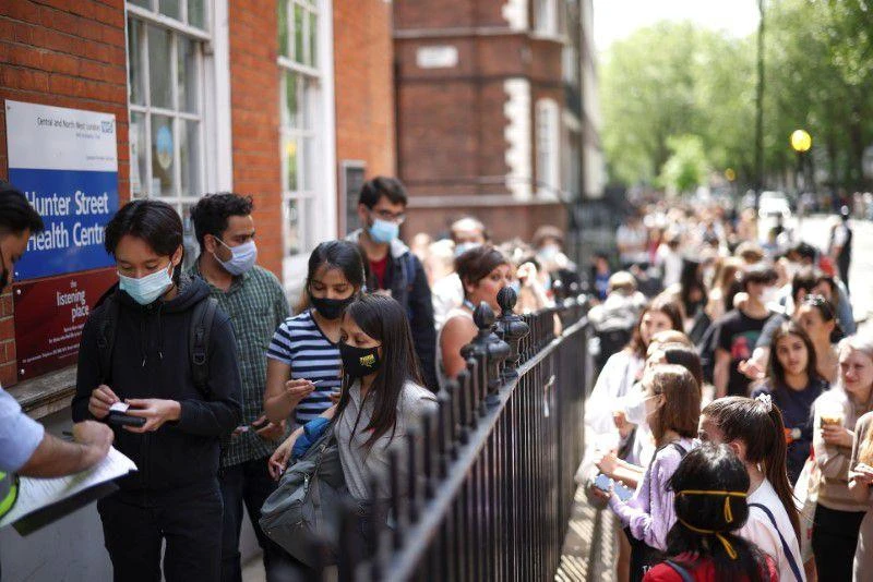 Xếp hàng chờ tiêm vaccine bên ngoài trung tâm tiêm chủng cho thanh thiếu niên và sinh viên tại London, ngày 5/6/2021. (Ảnh: Reuters)