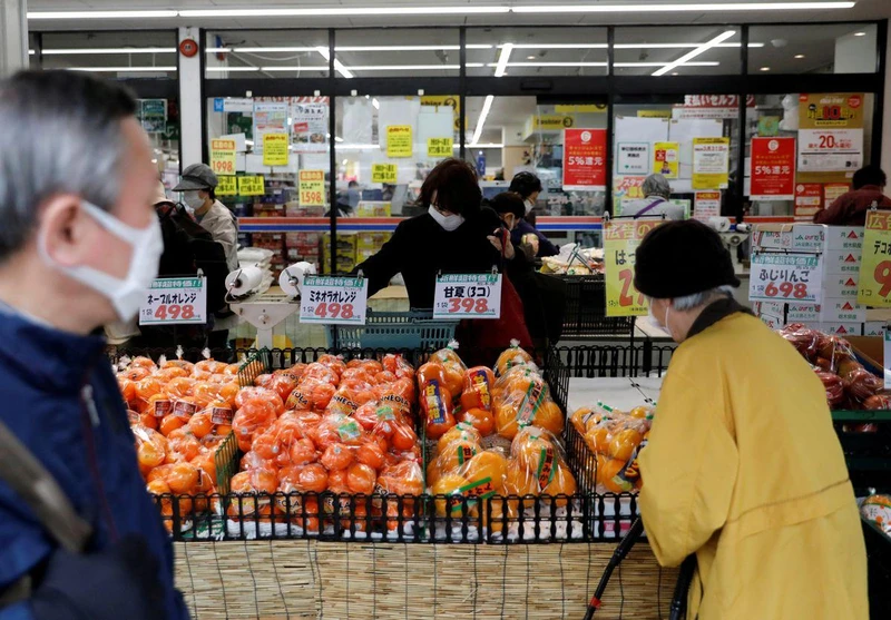 Người dân mua sắm trong siêu thị tại Tokyo, tháng 3/2020. (Ảnh: Reuters)