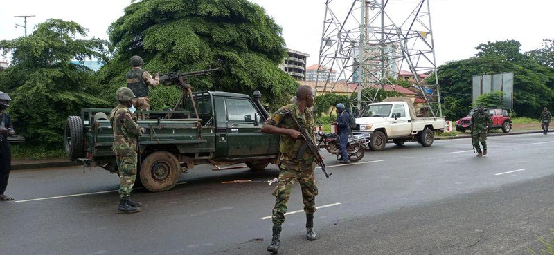 Quân đội canh gác tại thủ đô Conacry, Guinea, ngày 6/9/2021. (Ảnh: Reuters)