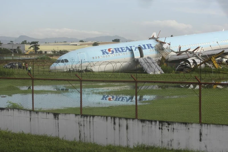 Máy bay của Hãng hàng không Korean Air Lines đã trượt khỏi đường băng tại Sân bay quốc tế Cebu (Philippines) tối 23/10. (Ảnh: AP)