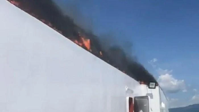 Vụ hỏa hoạn xảy ra trên tàu Shantika Lestari, ngoài khơi tỉnh Đông Nusa Tenggara. (Ảnh: news.detik.com)