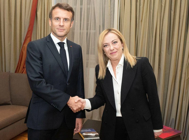 Thủ tướng Italia Giorgia Meloni bắt tay Tổng thống Pháp Emmanuel Macron trong cuộc gặp tại Rome, Italia, ngày 23/10/2022. (Ảnh: Reuters)