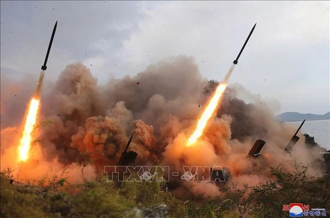 Cuộc tập trận tấn công hỏa lực của pháo binh tầm xa của Quân đội Nhân dân Triều Tiên ngày 6/10/2022. (Ảnh minh họa: AFP/TTXVN)