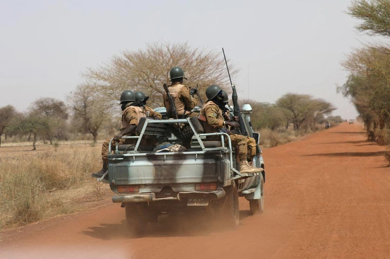 Binh sĩ Burkina Faso tuần tra trên tuyến đường thuộc khu vực Sahel, ngày 3/3/2019. (Ảnh: Reuters)