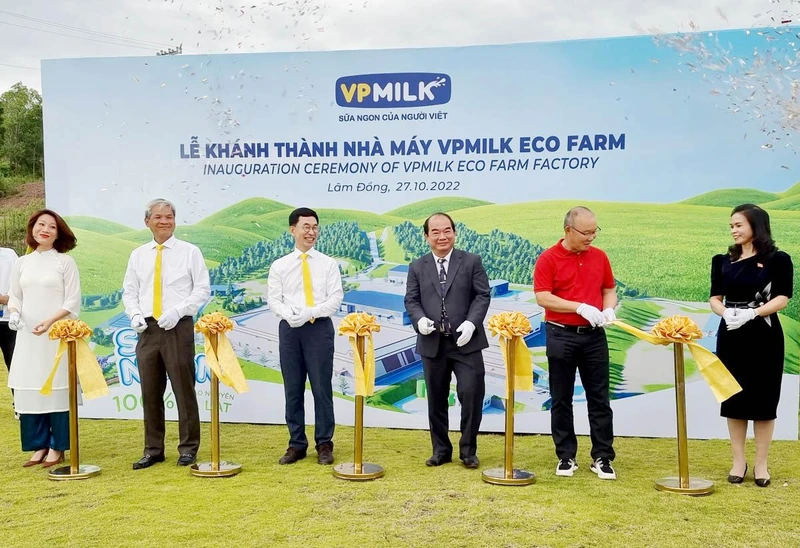 Các đại biểu thực hiện nghi thức cắt băng khánh thành nhà máy VPmilk Eco Farm.
