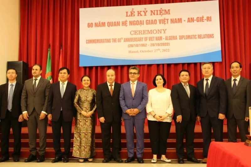 Đại sứ Nguyễn Phương Nga, Thứ trưởng Lê Quang Hùng, Ngài Abdelhamid Boubazine, Ngài Saadi Salama và đại diện đại sứ quán của một số nước chụp ảnh lưu niệm.